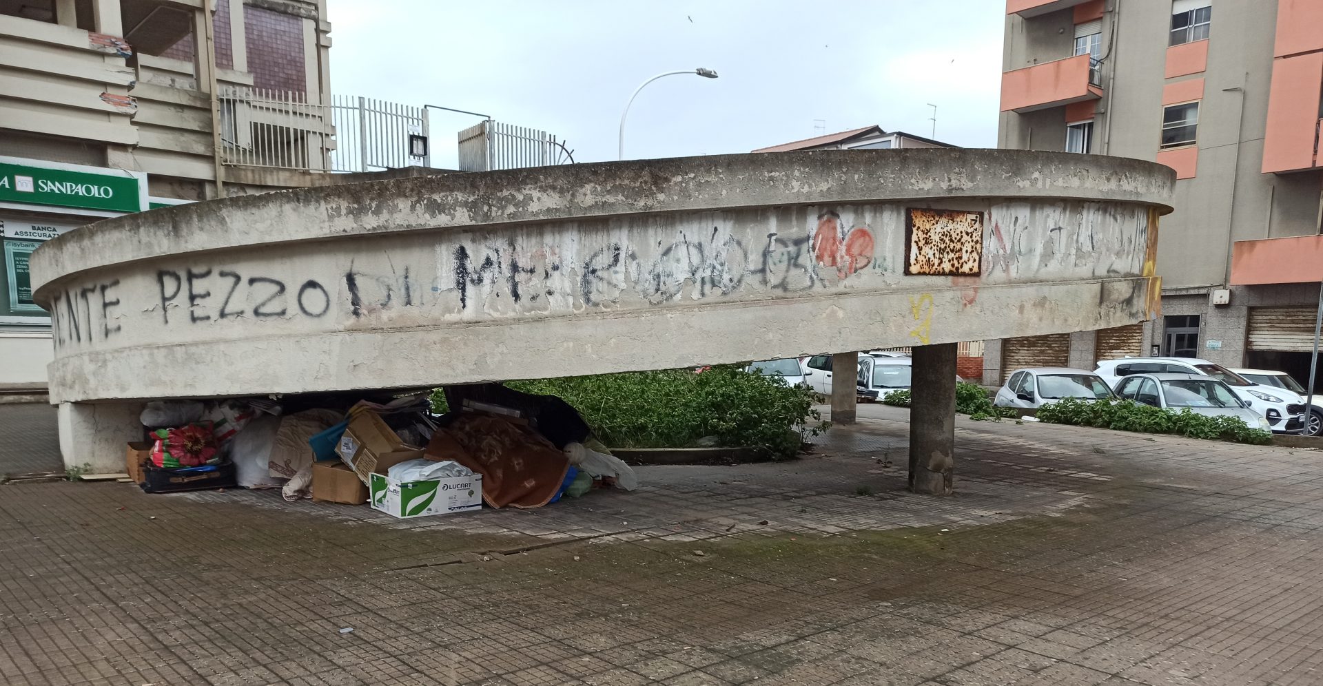 Rampa di una palazzo di piazza Is Maglias, scatole, coperte e altri materiali stipati