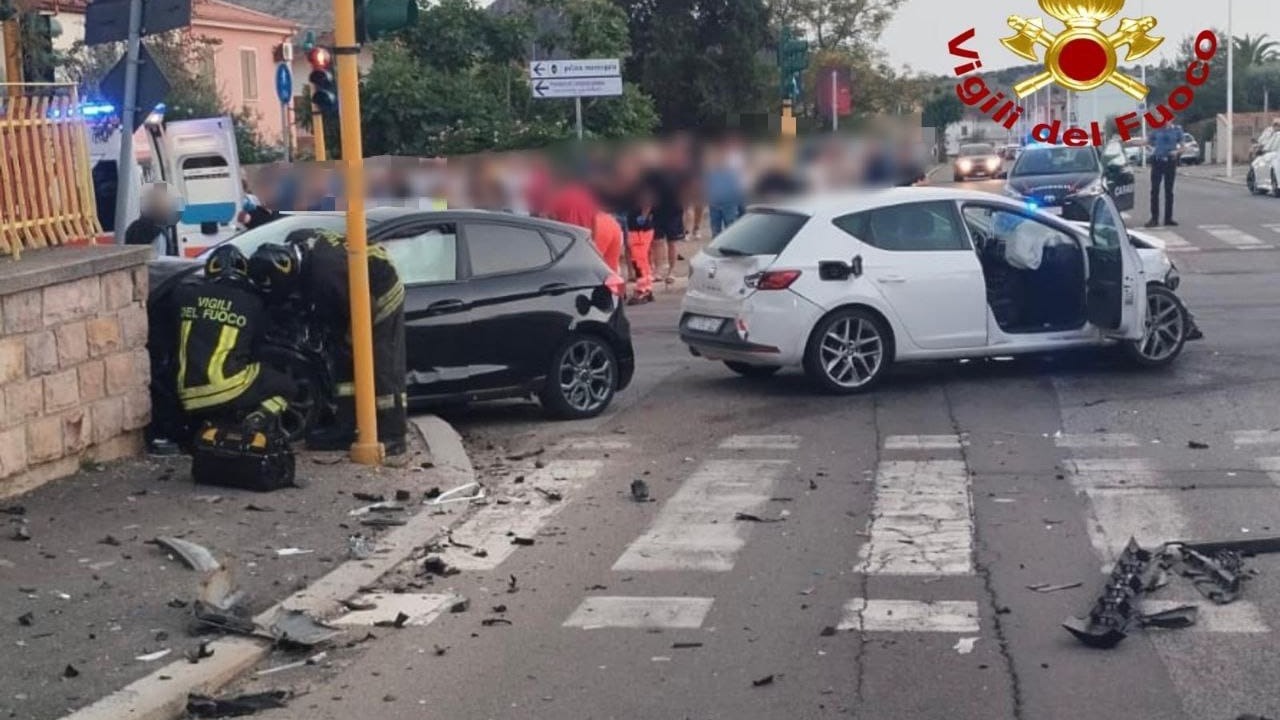 Incidente, auto distrutte, strada di Carbonia, vigili del Fuoco.