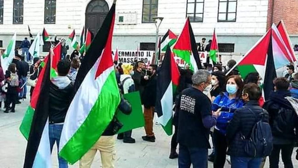 Manifestazione pro Palestina. bandiere e manifestanti in piazza.