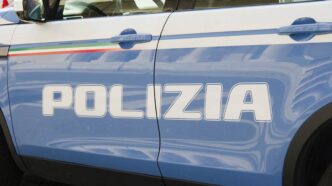 Polizia, automobile e sportello.