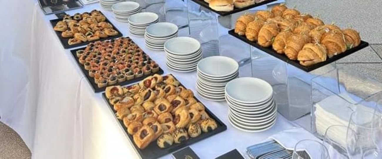 Dolci, pasticcini, cornetti, tavola imbandita, albergo, piatti.