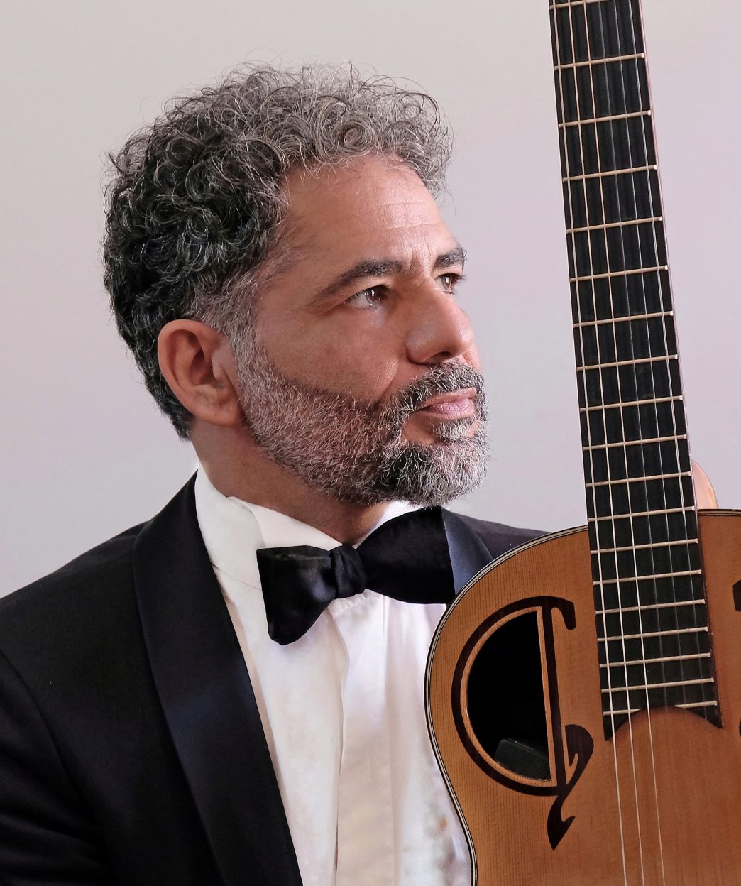 Il chitarrista sardo Simone Onnis con una chitarra