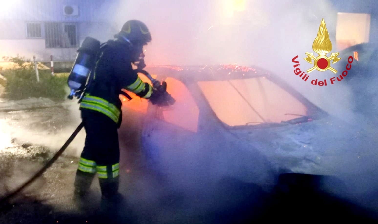 Incendio di 3 auto in via Procida