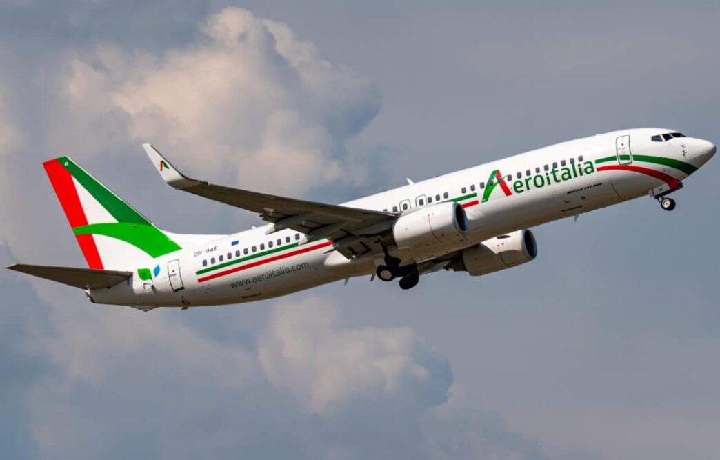 Un aereo della compagnia Aeroitalia in volo