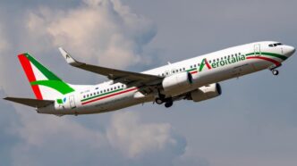 Un aereo della compagnia Aeroitalia in volo