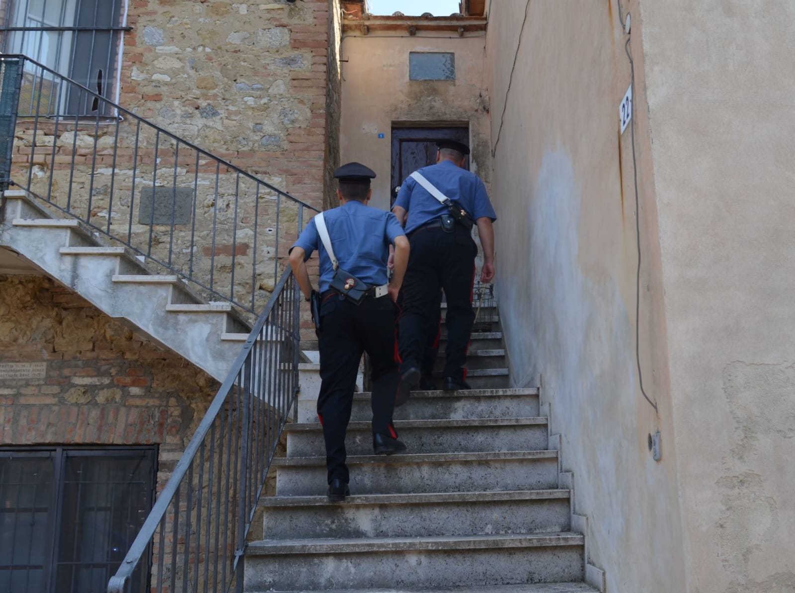 carabinieri, scale, abitazione