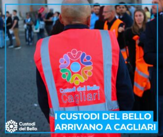 persona di spalle con la pettorina che riporta il logo dell'iniziativa