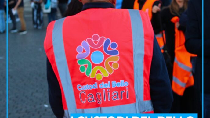 persona di spalle con la pettorina che riporta il logo dell'iniziativa
