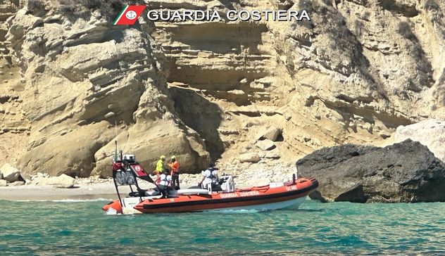 guardia costiera in mare, scogli
