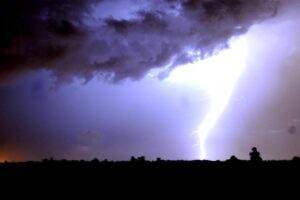 cielo scuro, nuvole, fulmine