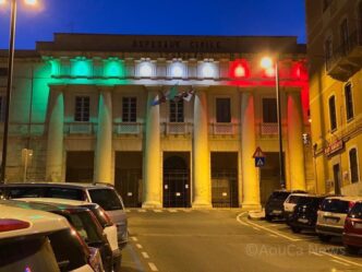 facciata dell'ospedale San Giovanni di Dio illuminata con il tricolore