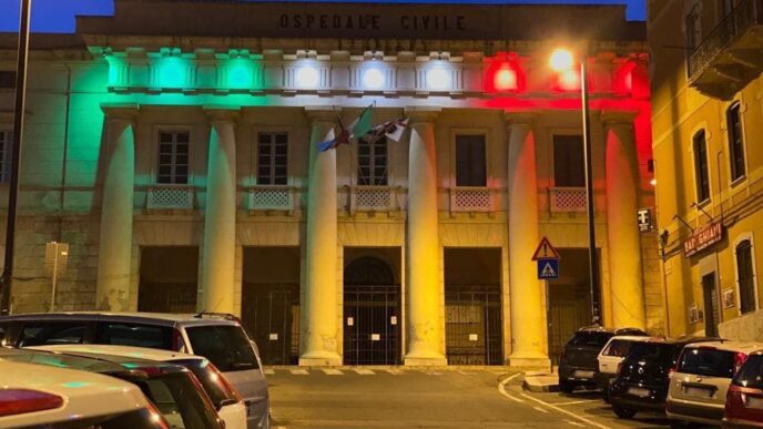 facciata dell'ospedale San Giovanni di Dio illuminata con il tricolore