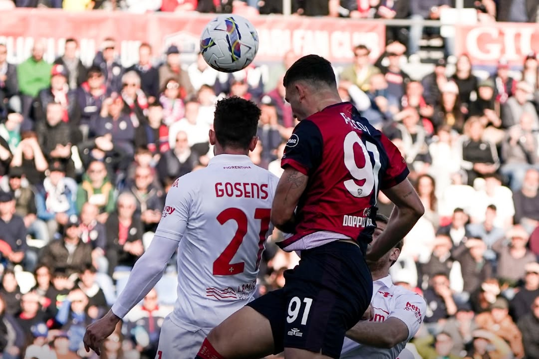 Cagliari - Fiorentina, Gosens e Piccoli in contrasto - Foto Cagliari Calcio