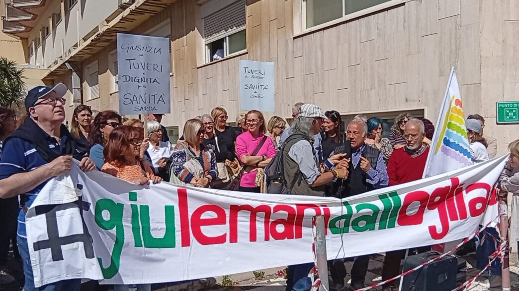 Malati in piazza per il chirurgo Tuveri