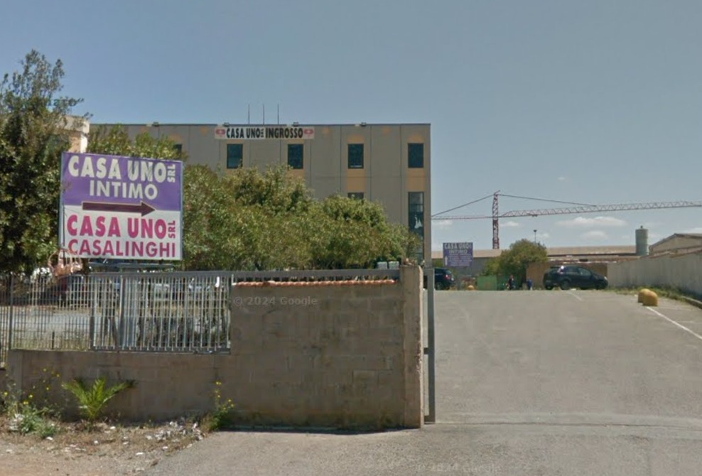 Magazzino cinese abbandonato in viale Elmas