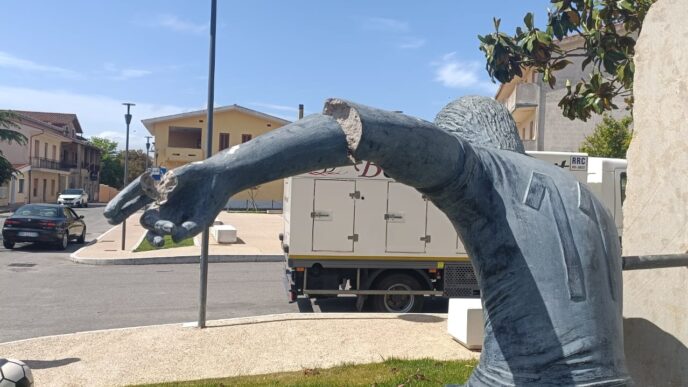 Statua di Riva danneggiata a Mandas