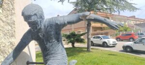 La statua di Gigi Riva danneggiata a Mandas