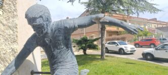 La statua di Gigi Riva danneggiata a Mandas