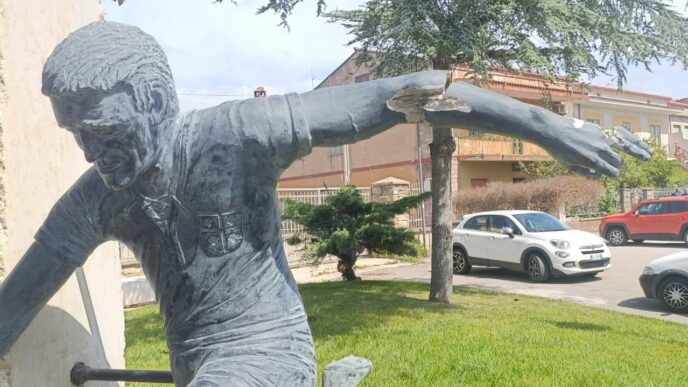 La statua di Gigi Riva danneggiata a Mandas
