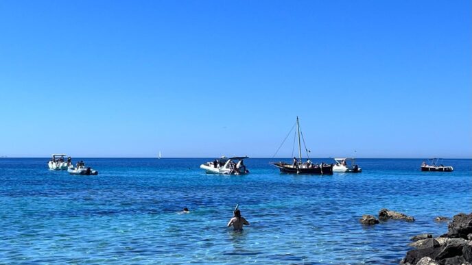 Barche davanti alle spiagge
