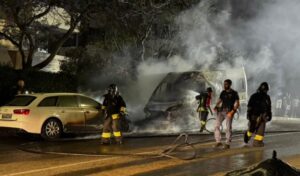 Ambulanza in fiamme a Monte Urpinu