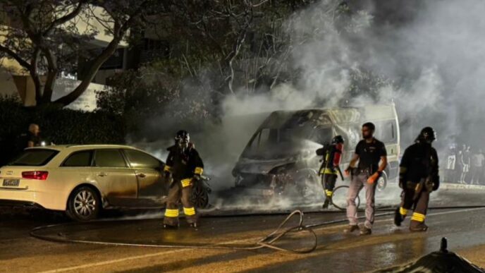 Ambulanza in fiamme a Monte Urpinu