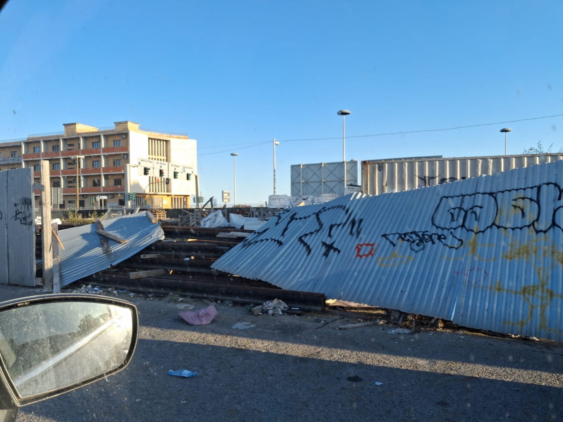 La recinzione crollata in via Riva di Ponente