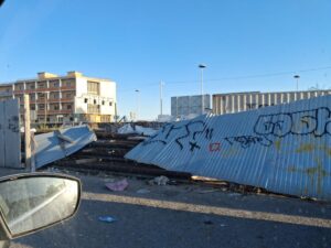 La recinzione crollata in via Riva di Ponente