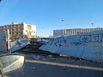 La recinzione crollata in via Riva di Ponente