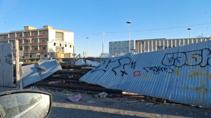 La recinzione crollata in via Riva di Ponente