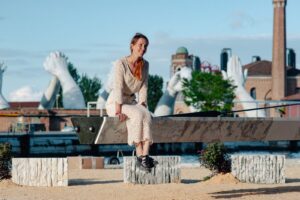 Installazione di Sciola alla Biennale di Venezia