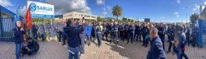 Sciopero davanti ai cancelli Saras