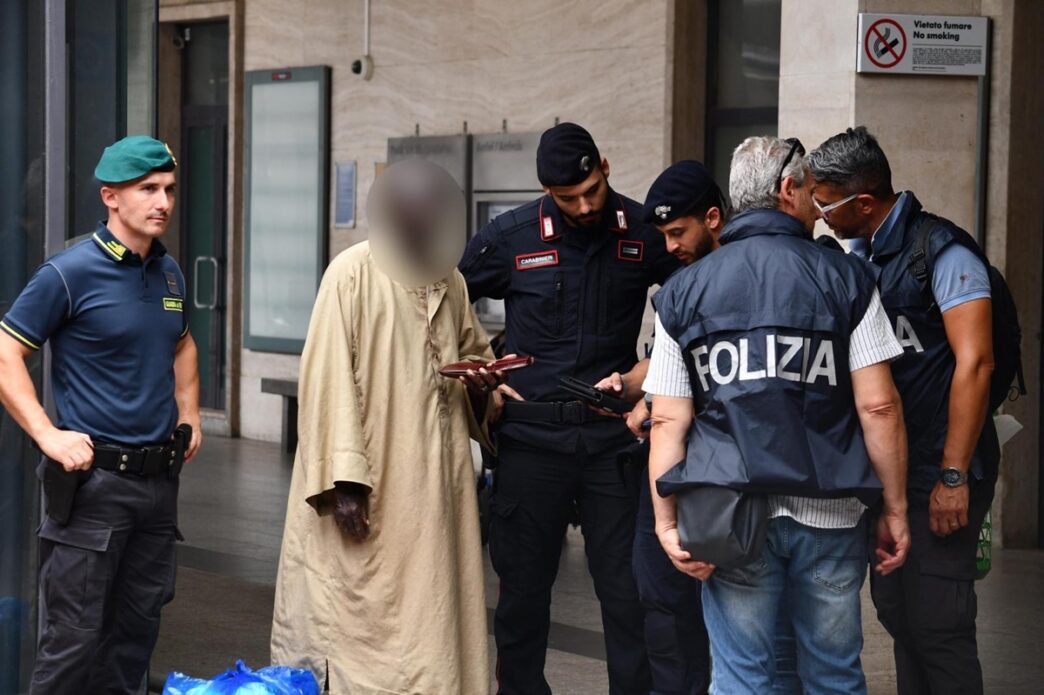 Controlli della polizia a alla stazione