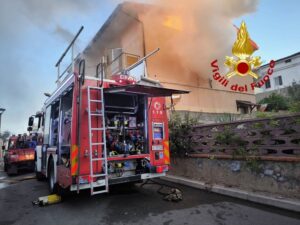 Auto in fiamme a Decimoputzu