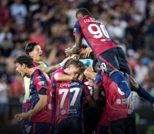 I rossoblù festeggiano la rete di luperto in Cagliari - Fiorentina - Foto Cagliari Calcio