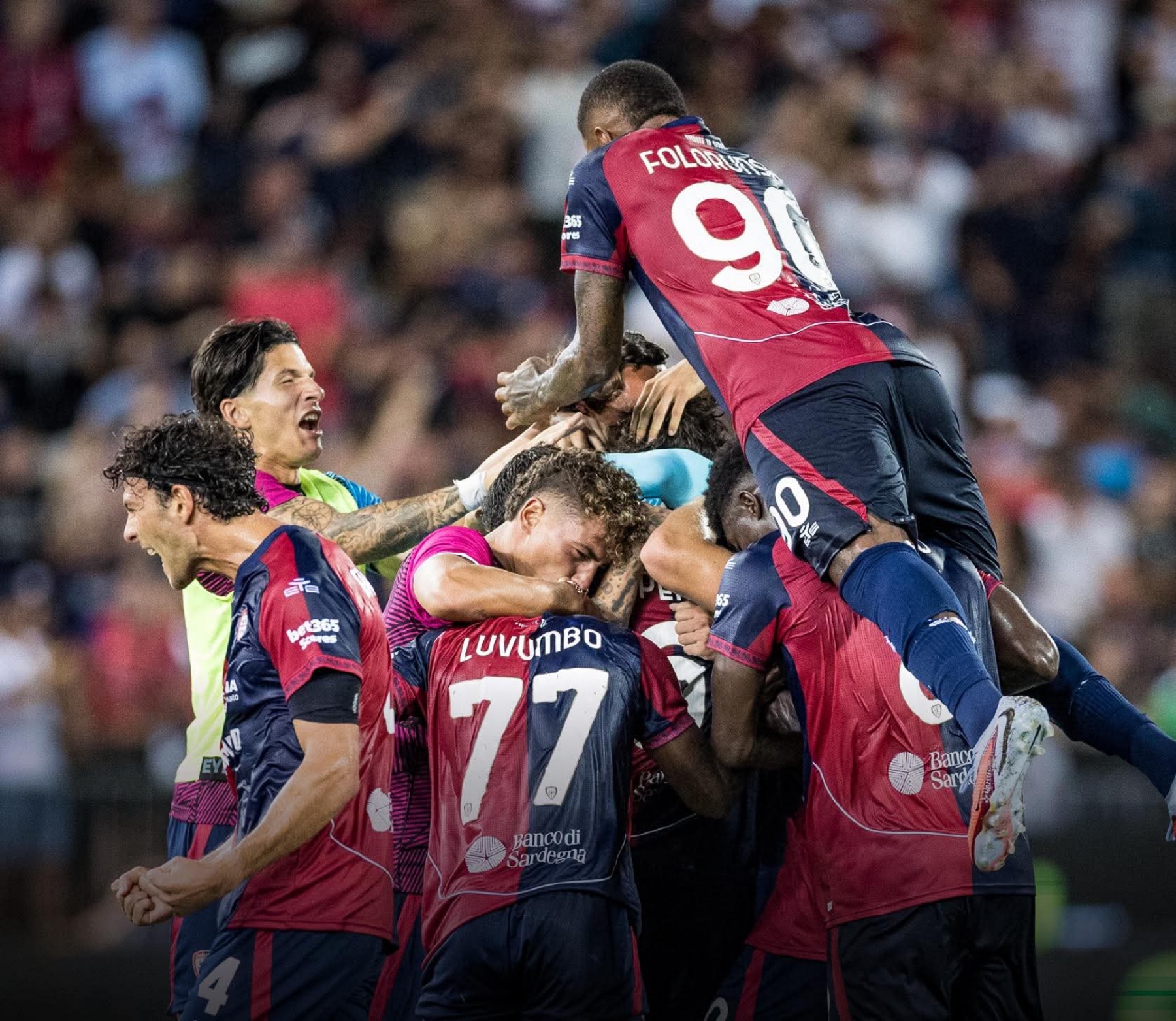 I rossoblù festeggiano la rete di luperto in Cagliari - Fiorentina - Foto Cagliari Calcio