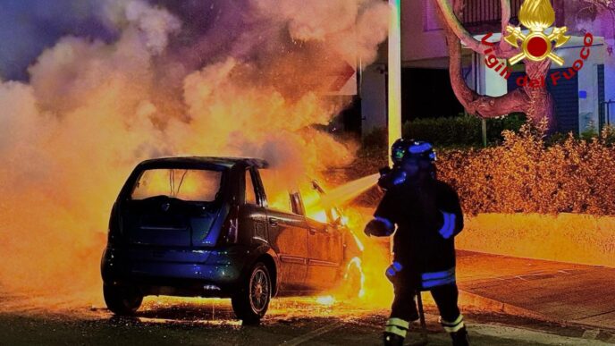 Auto in fiamme a Mulinu Becciu