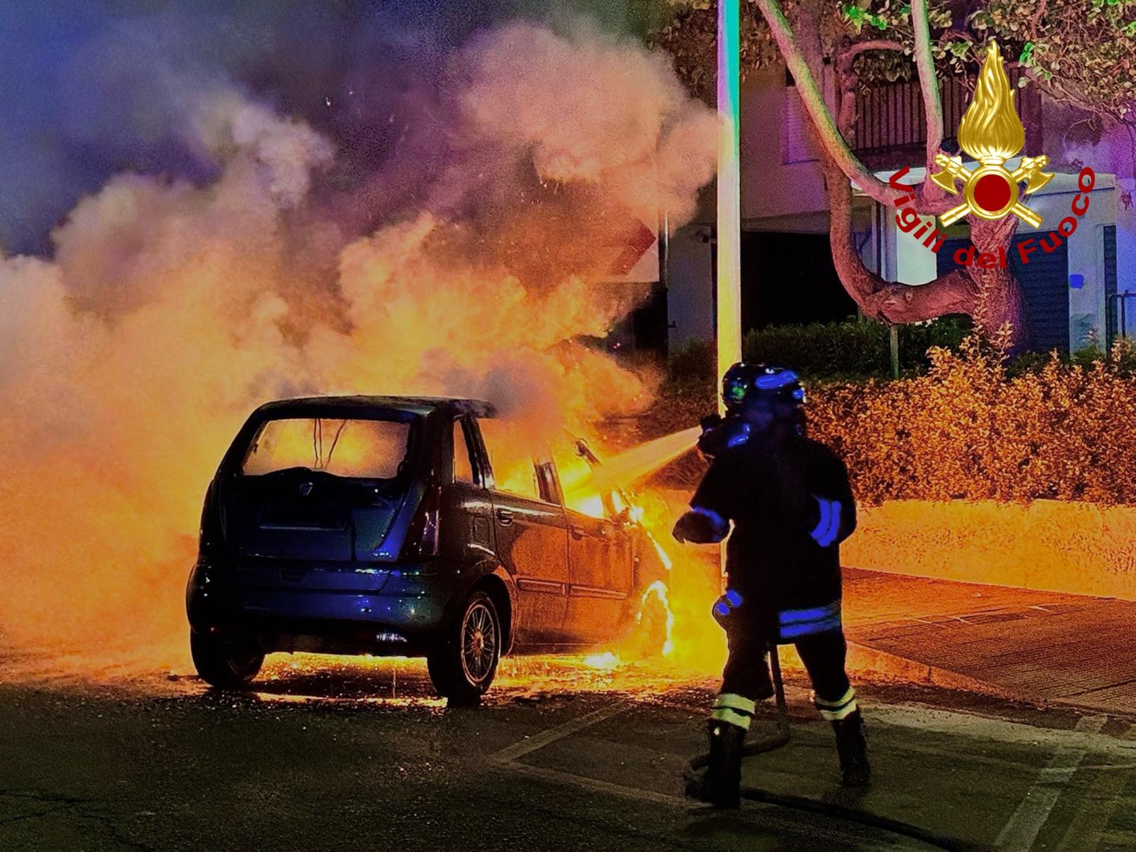 Auto in fiamme a Mulinu Becciu