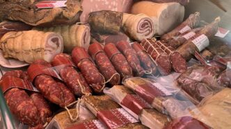 Banco dei salumi in macelleria