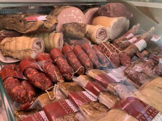 Banco dei salumi in macelleria