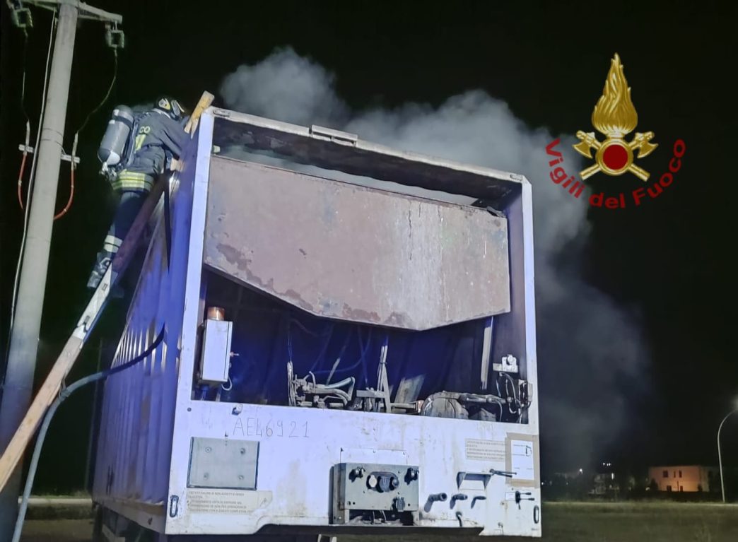 Camion dei rifiuti in fiamme a Villamar