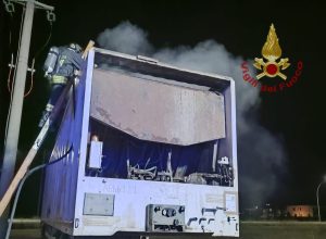 Camion dei rifiuti in fiamme a Villamar