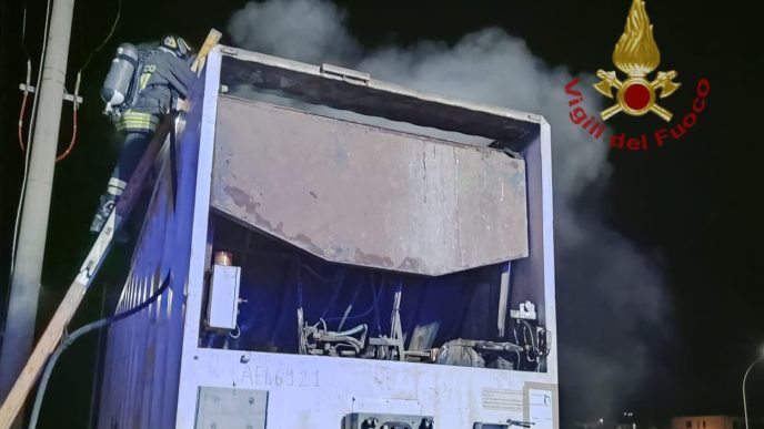 Camion dei rifiuti in fiamme a Villamar