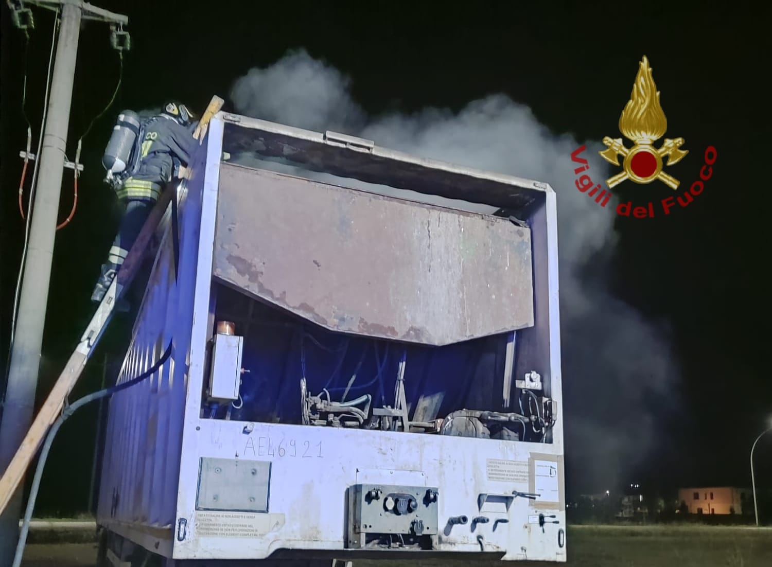 Camion dei rifiuti in fiamme a Villamar